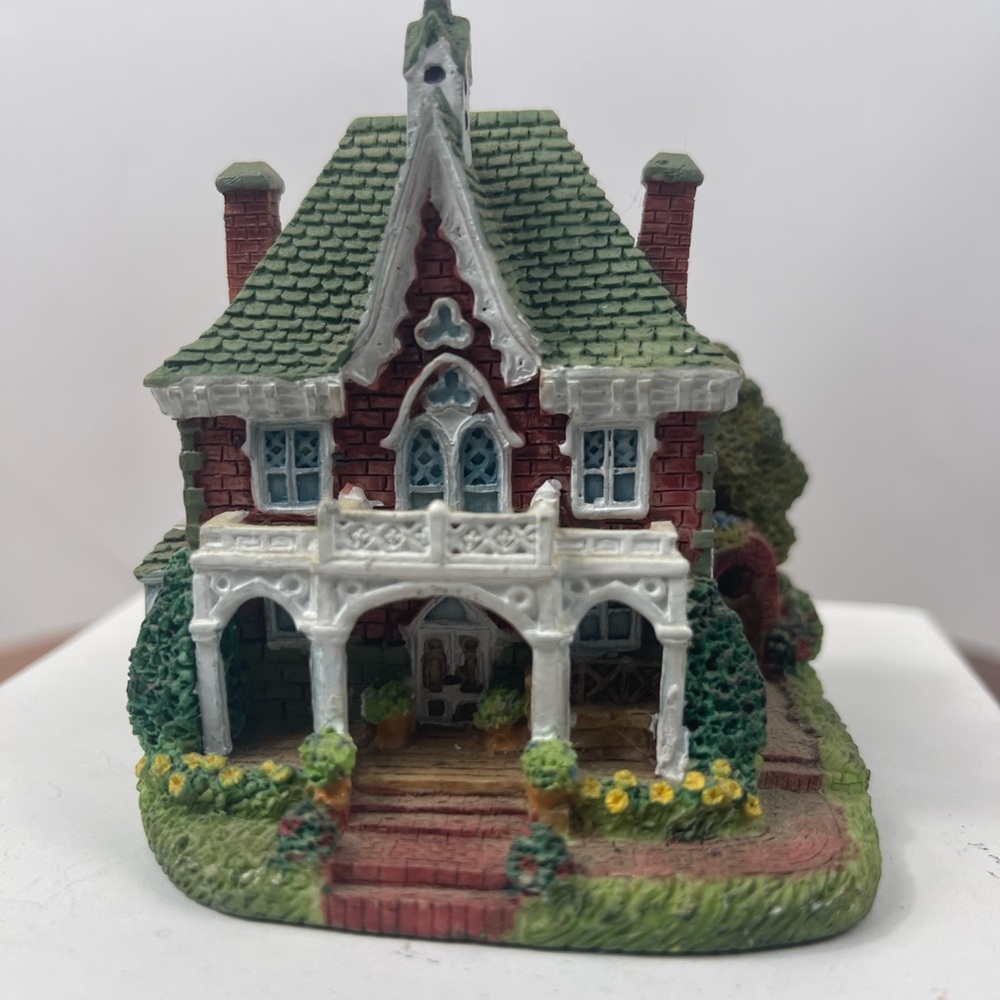John T.Boone’s Home.Charming Green and Red Miniature House Figurine